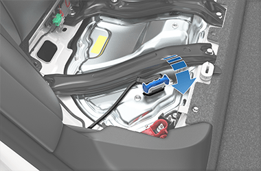 箭头显示正在向下推灰色杆臂